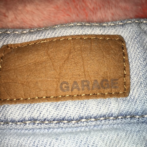 Light wash garage jean shorts - Picture 3 of 4